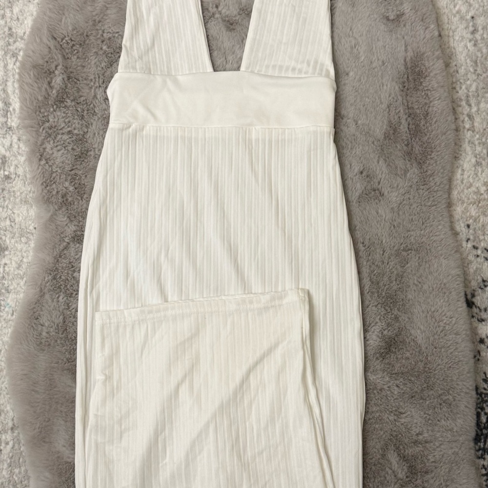 Elegant White Sleeveless Dress